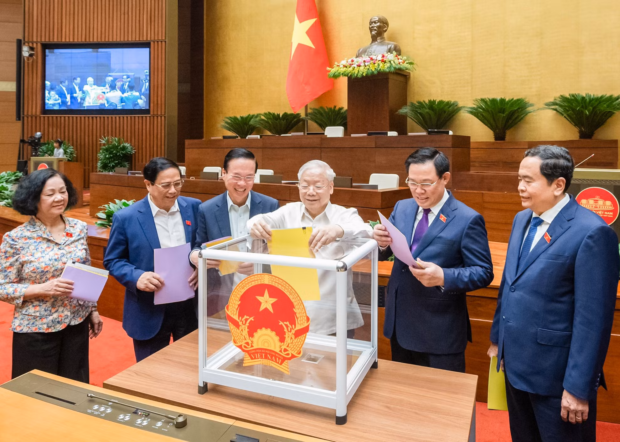 Tổng Bí thư Nguyễn Phú Trọng; Chủ tịch nước Võ Văn Thưởng; Thủ tướng Phạm Minh Chính; Chủ tịch Quốc hội Vương Đình Huệ; Thường trực Ban Bí thư, Trưởng Ban Tổ chức Trung ương Trương Thị Mai và Phó Chủ tịch Thường trực Quốc hội Trần Thanh Mẫn bỏ phiếu kín đánh giá tín nhiệm 44 chức danh do Quốc hội bầu, phê chuẩn. Tổng Bí thư Nguyễn Phú Trọng; Chủ tịch nước Võ Văn Thưởng; Thủ tướng Phạm Minh Chính; Chủ tịch Quốc hội Vương Đình Huệ; Thường trực Ban Bí thư, Trưởng Ban Tổ chức Trung ương Trương Thị Mai và Phó Chủ tịch Thường trực Quốc hội Trần Thanh Mẫn bỏ phiếu kín đánh giá tín nhiệm 44 chức danh do Quốc hội bầu, phê chuẩn.