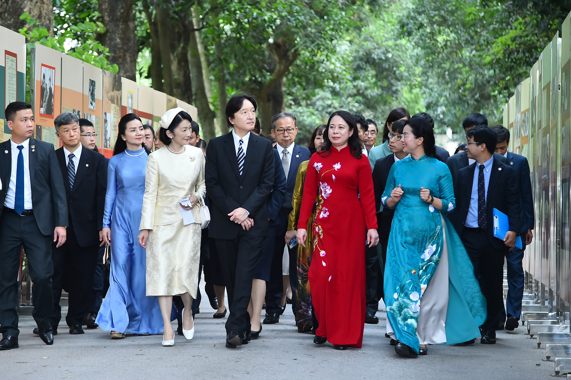 Phó Chủ tịch nước Võ Thị Ánh Xuân cùng Hoàng Thái tử Nhật Bản Akishino và Công nương Kiko nghe thuyết minh giới thiệu về Khu di tích Chủ tịch Hồ Chí Minh.