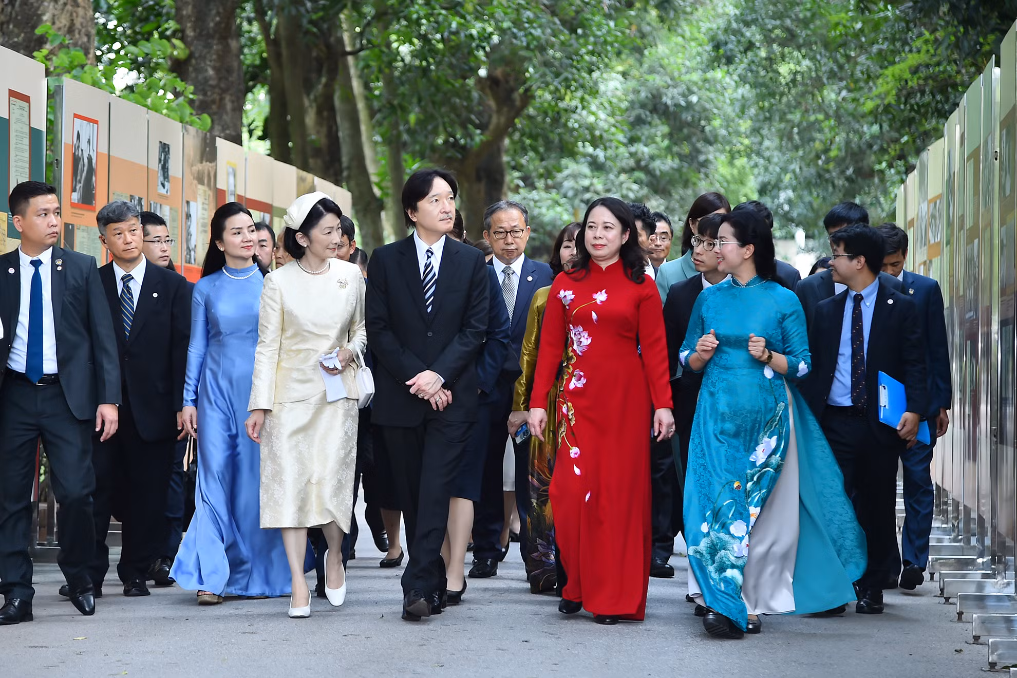 Phó Chủ tịch nước Võ Thị Ánh Xuân cùng Hoàng Thái tử Nhật Bản Akishino và Công nương Kiko nghe thuyết minh giới thiệu về Khu di tích Chủ tịch Hồ Chí Minh.