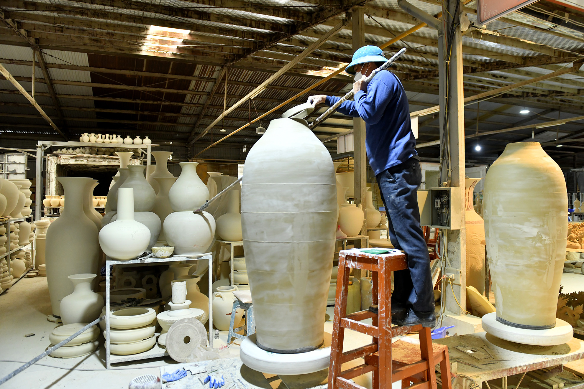 [Ảnh] Xưởng gốm Chu Đậu hối hả sản xuất hàng Tết ảnh 2