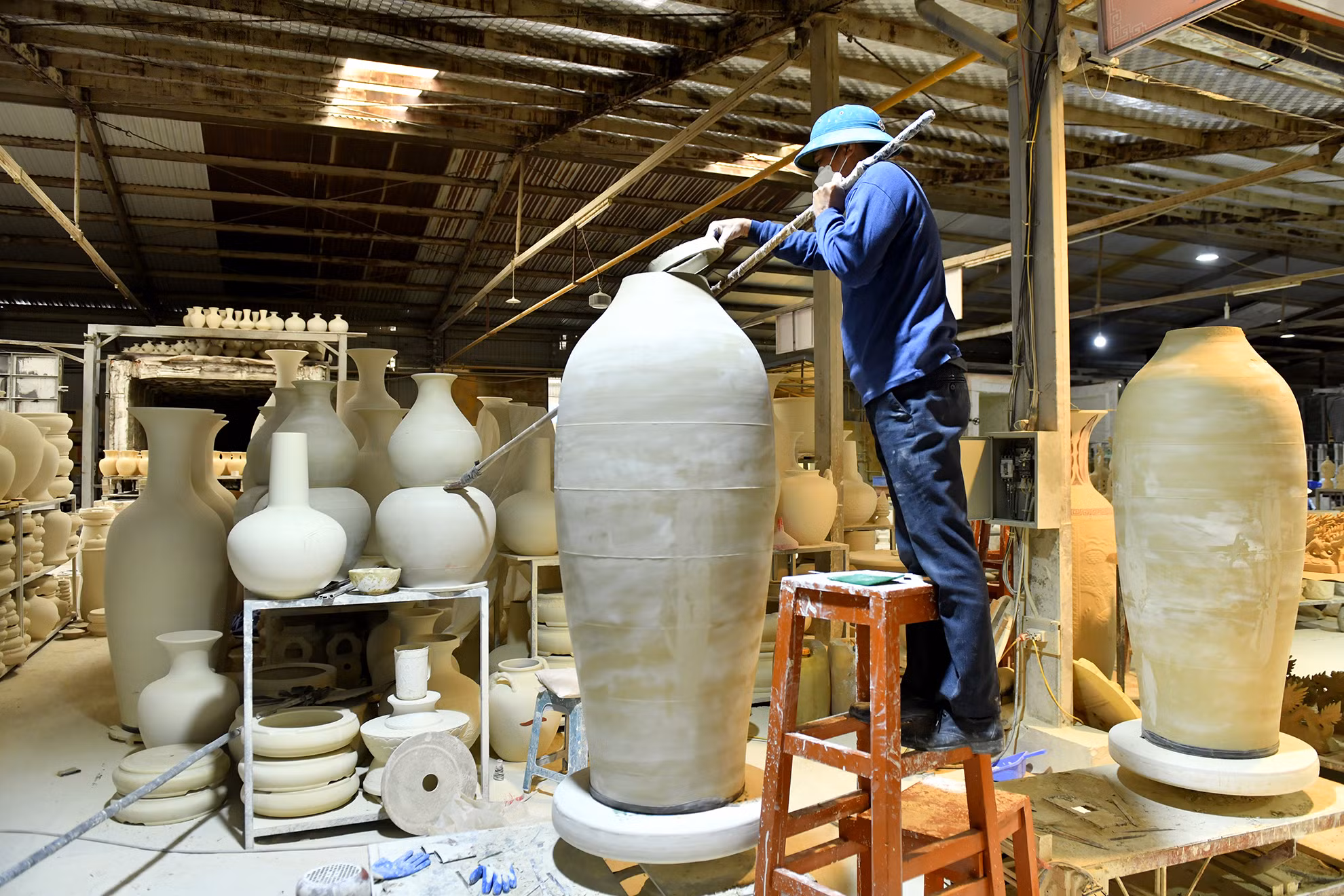 [Ảnh] Xưởng gốm Chu Đậu hối hả sản xuất hàng Tết ảnh 2