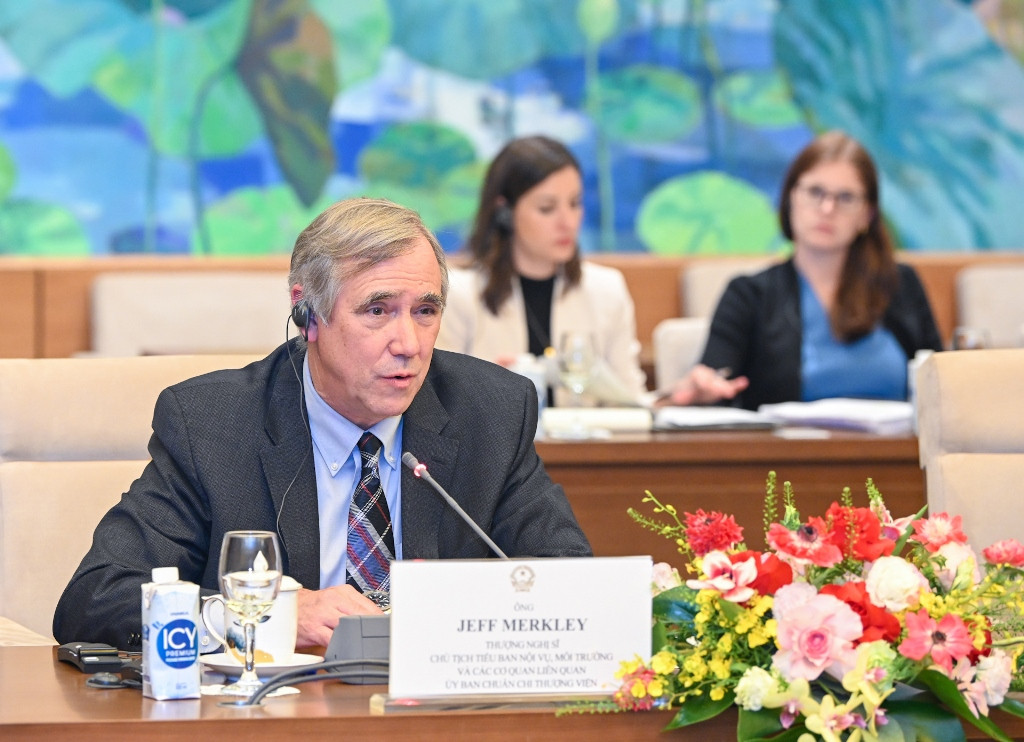 Thượng nghị sĩ bang Oregon Jeff Merkley phát biểu tại cuộc tiếp.