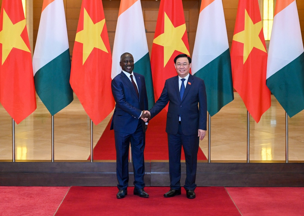 Chủ tịch Quốc hội Vương Đình Huệ và Chủ tịch Quốc hội Adama Bictogo chụp ảnh chung tại lễ đón.