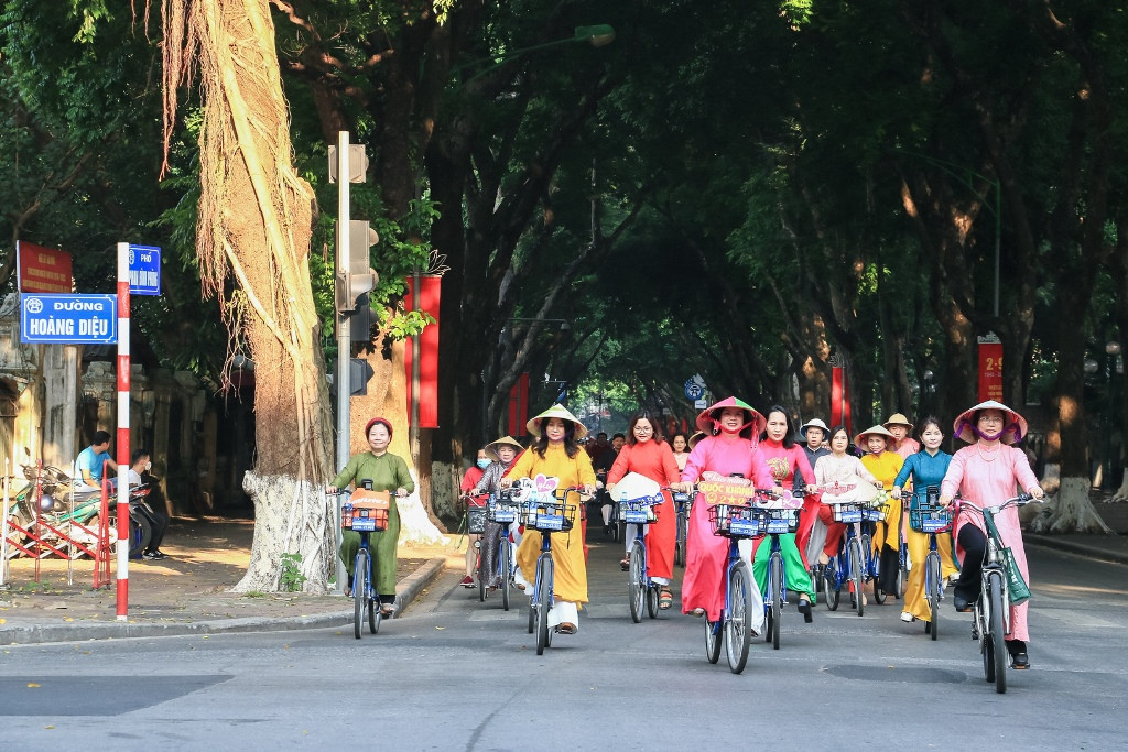 Con đường Phan Đình Phùng rợp bóng cây nay được tô điểm bởi những màu sắc tươi tắn của áo dài.