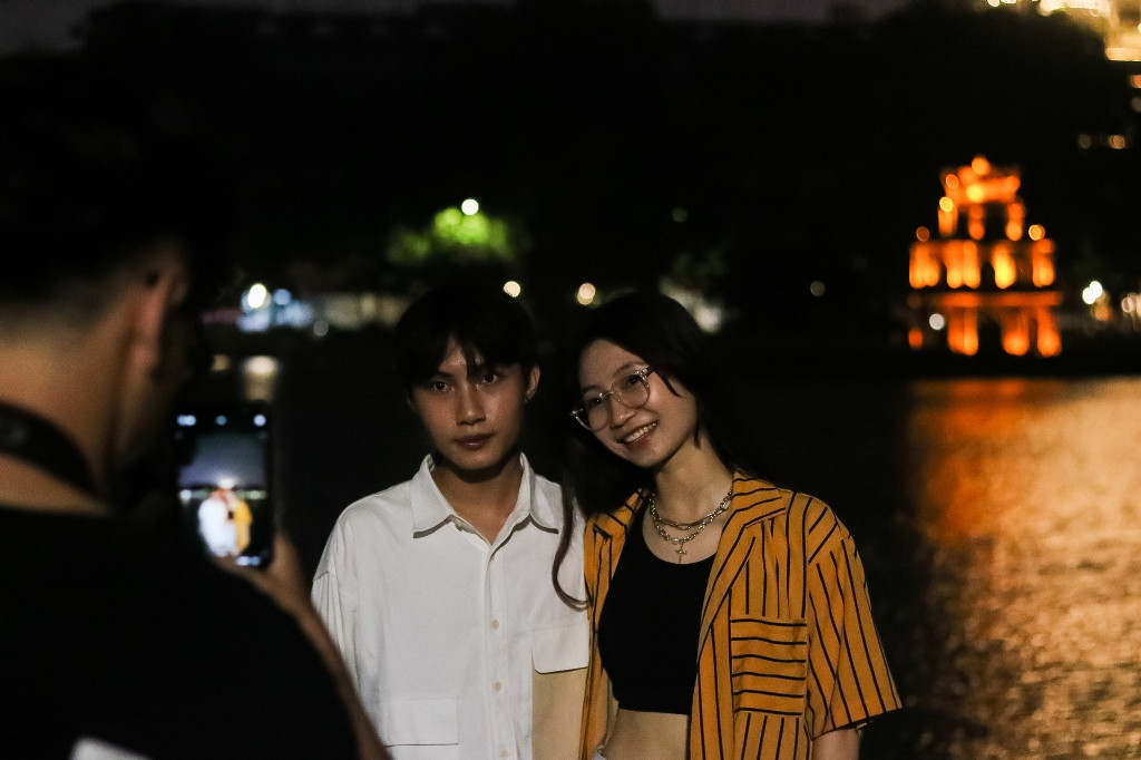 [Ảnh] Phố đi bộ Hồ Gươm thực hiện tiết kiệm điện ảnh 16
