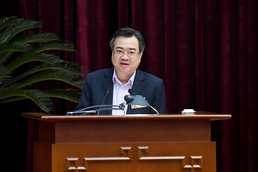 Đồng chí Nguyễn Thanh Nghị, Ủy viên Trung ương Đảng, Bộ trưởng Xây dựng tham luận tại hội nghị.