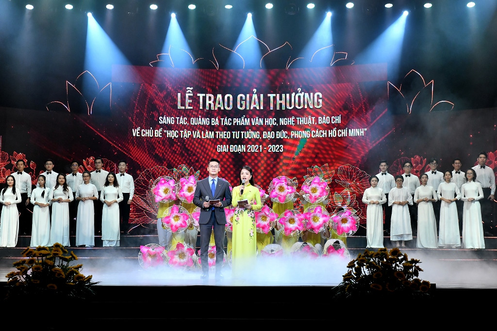 Quang cảnh Lễ trao Giải thưởng sáng tác, quảng bá tác phẩm văn học, nghệ thuật, báo chí về chủ đề “Học tập và làm theo tư tưởng, đạo đức, phong cách Hồ Chí Minh” giai đoạn 2021-2023.