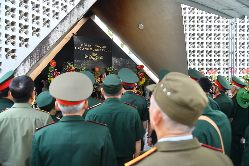 Ông Nguyễn Văn Đọi, năm nay 75 tuổi, cựu chiến binh tỉnh Hải Dương tham gia chiến trường 81 ngày đêm chiến đấu tại Thành cổ Quảng Trị cho biết, trở lại đây sau 10 năm, thắp hương cho các chiến sĩ những thế hệ cha anh của mình, vì không biết sau này có được trở lại nữa hay không? Mỗi lần đến đây đều thấy nghĩa trang được nâng cấp tu bổ khang trang hơn, rộng rãi và to đẹp hơn. Thể hiện sự trân trọng của địa phương với các Anh hùng, liệt sĩ đã hy sinh vì mảnh đất này cũng như Tổ quốc chúng ta.