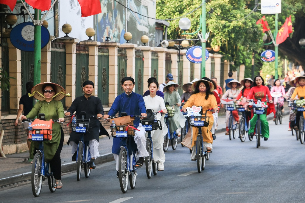 Điều đặc biệt nhất của sự kiện là kết hợp giữa trang phục áo dài truyền thống với xe đạp công cộng mới được đưa vào sử dụng gần đây tại Hà Nội.