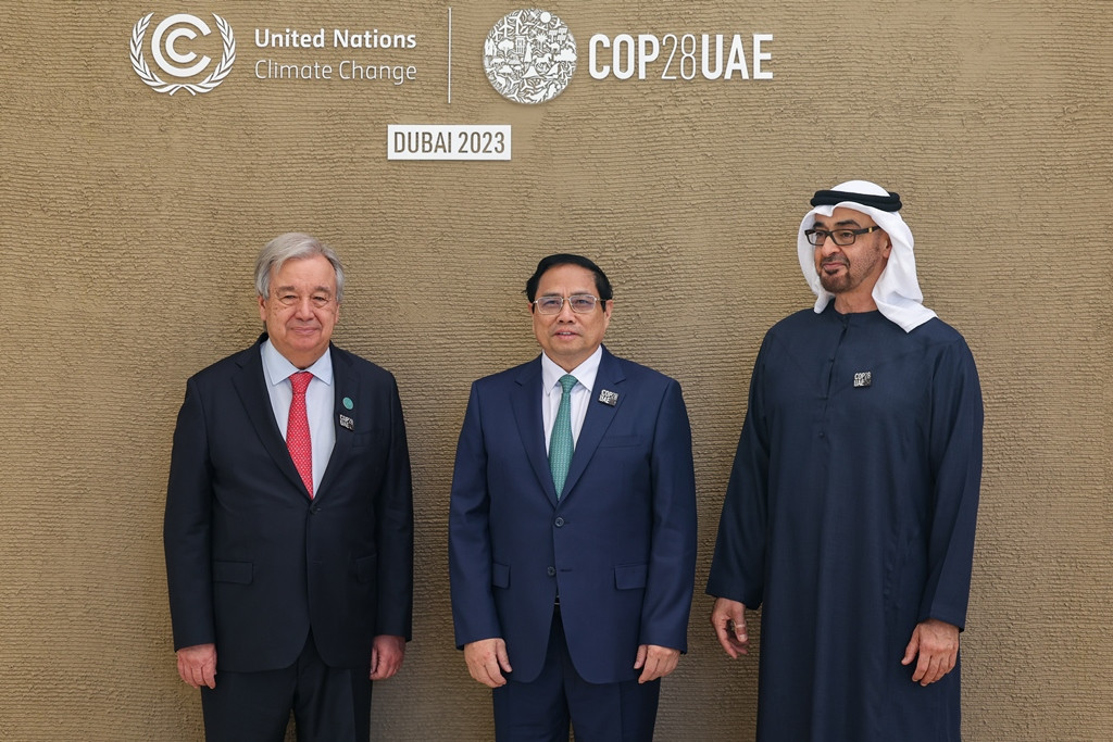 Thủ tướng Phạm Minh Chính chụp ảnh chung với Tổng Thư ký Liên hợp quốc António Guterres và Tổng thống UAE Mohamed bin Zayed Al Nahyan tại Hội nghị Thượng đỉnh hành động khí hậu thế giới.
