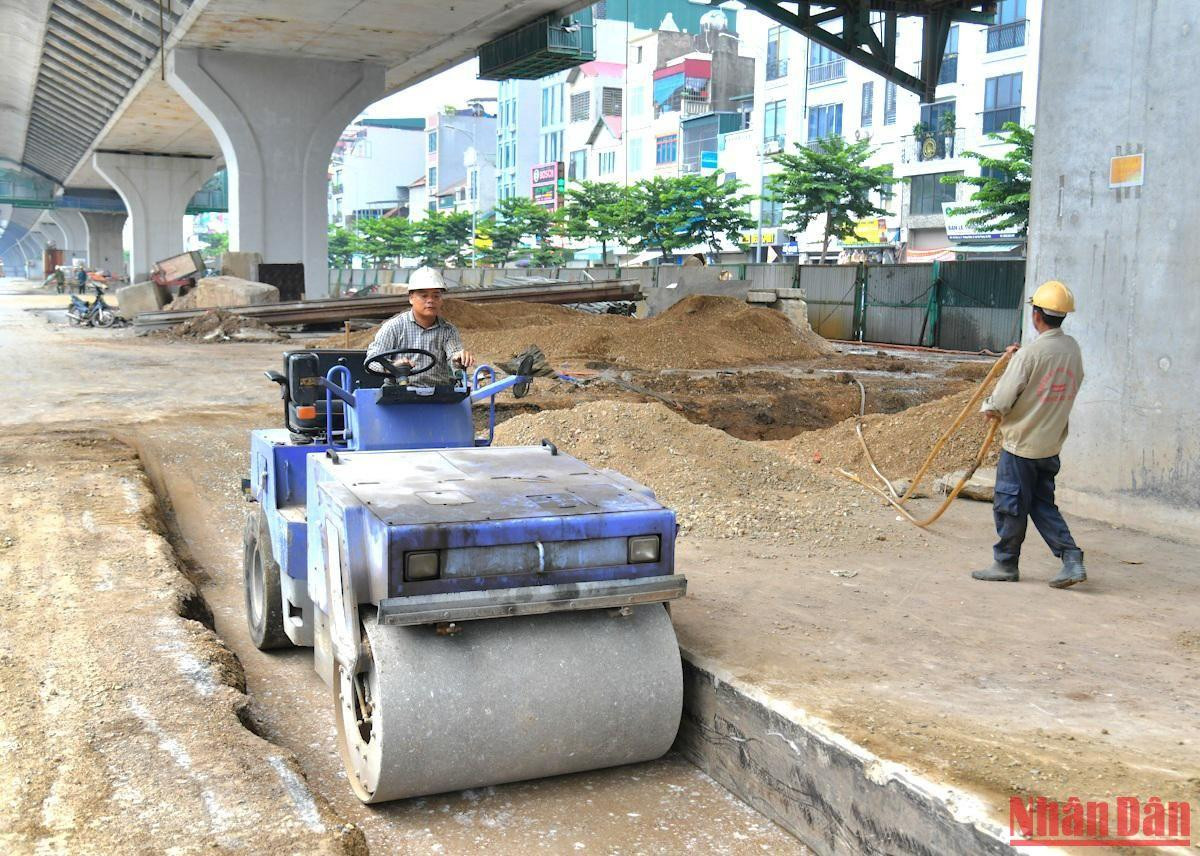 Khu vực đường phía dưới cũng đang được thi công khẩn trương nhằm hoàn trả mặt đường cho các phương tiện lưu thông trong thời gian sớm nhất.