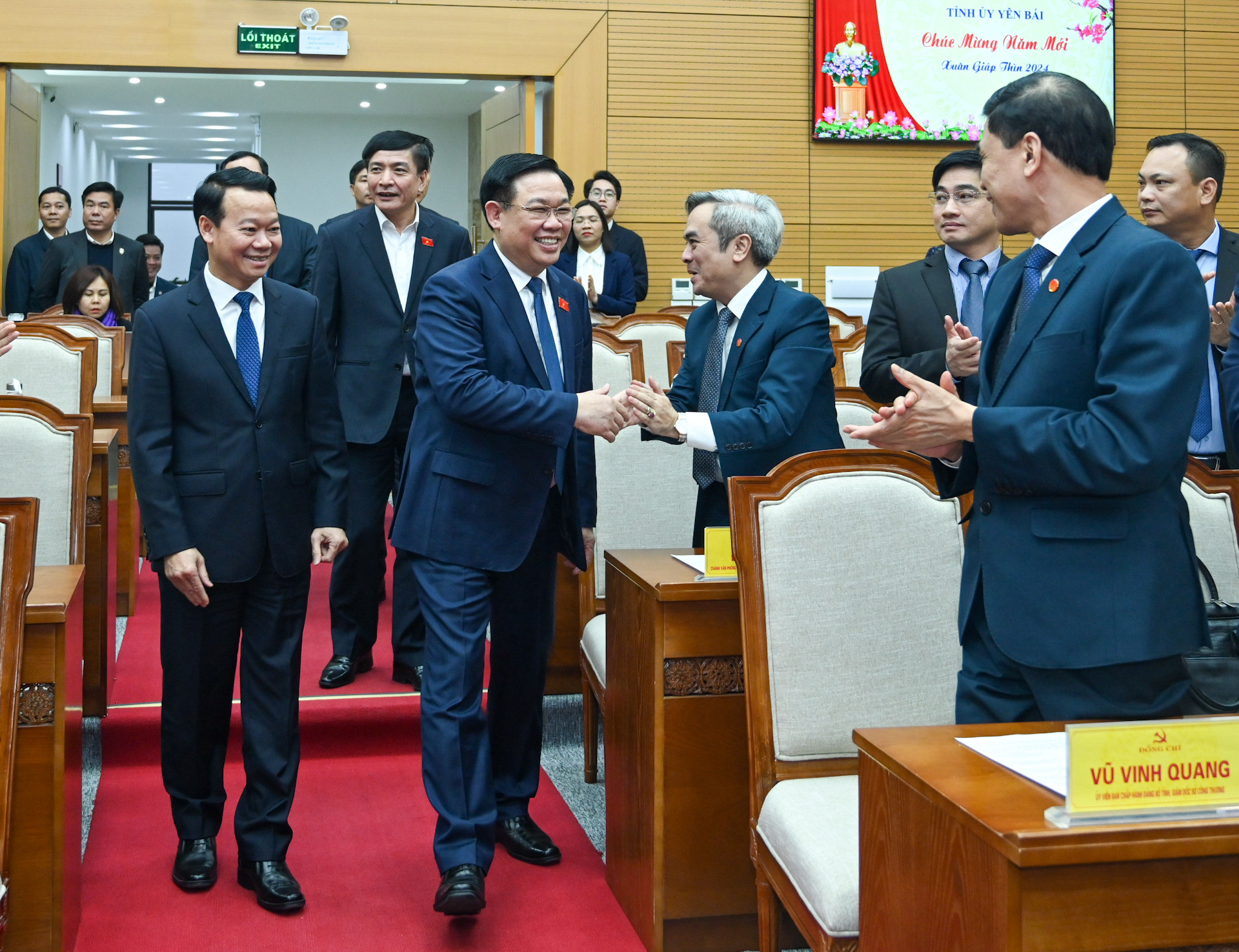 Chủ tịch Quốc hội Vương Đình Huệ với lãnh đạo chủ chốt tỉnh Yên Bái.