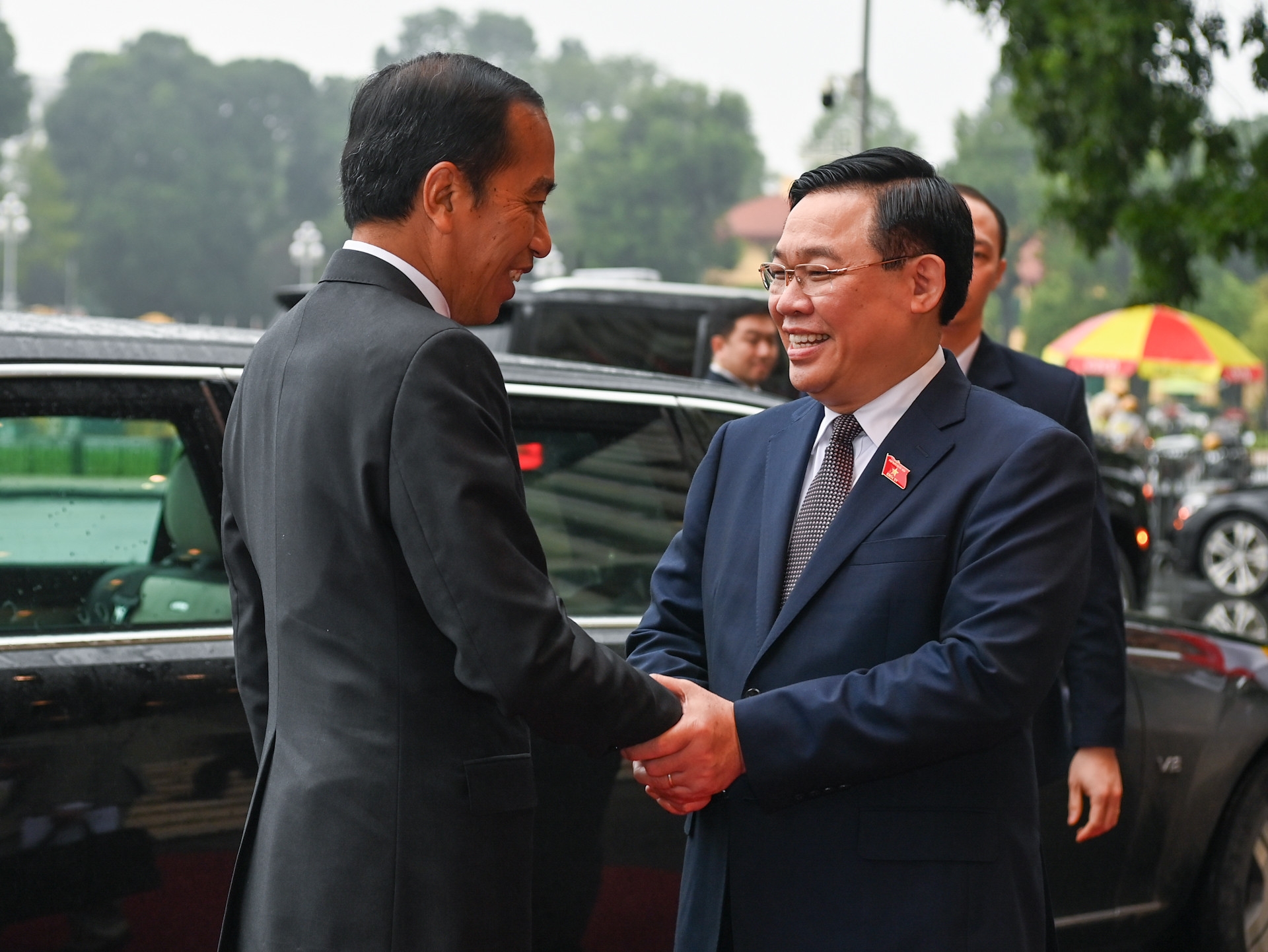 Chủ tịch Quốc hội Vương Đình Huệ nồng nhiệt chào mừng Tổng thống Indonesia Joko Widodo thăm cấp Nhà nước tới Việt Nam.
