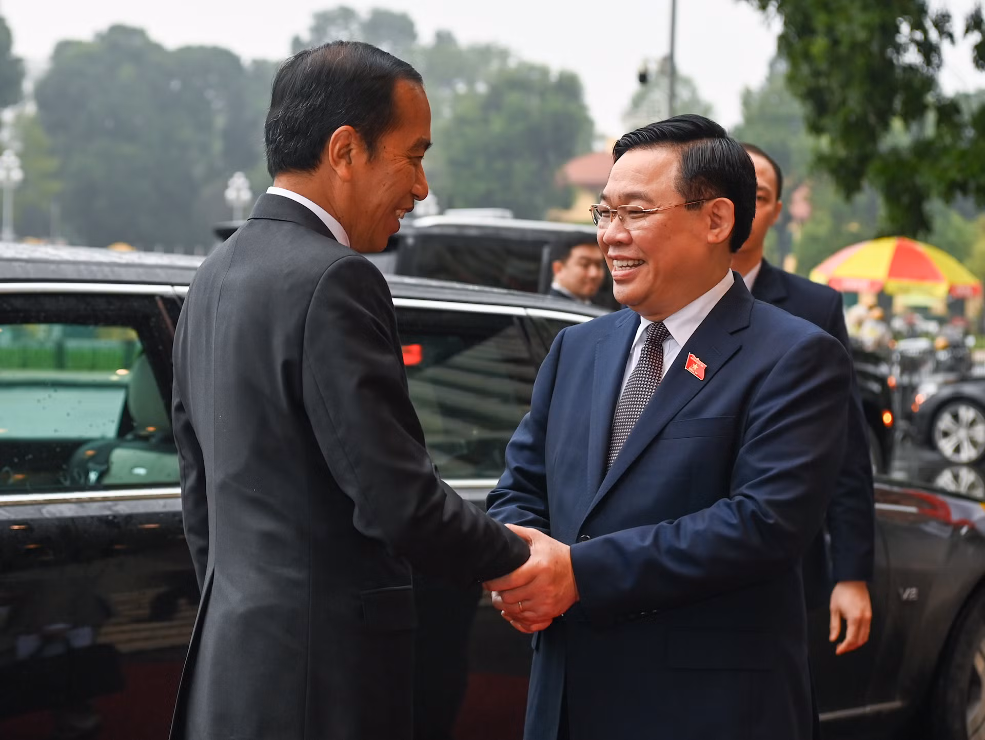 Chủ tịch Quốc hội Vương Đình Huệ nồng nhiệt chào mừng Tổng thống Indonesia Joko Widodo thăm cấp Nhà nước tới Việt Nam. Chủ tịch Quốc hội Vương Đình Huệ nồng nhiệt chào mừng Tổng thống Indonesia Joko Widodo thăm cấp Nhà nước tới Việt Nam.