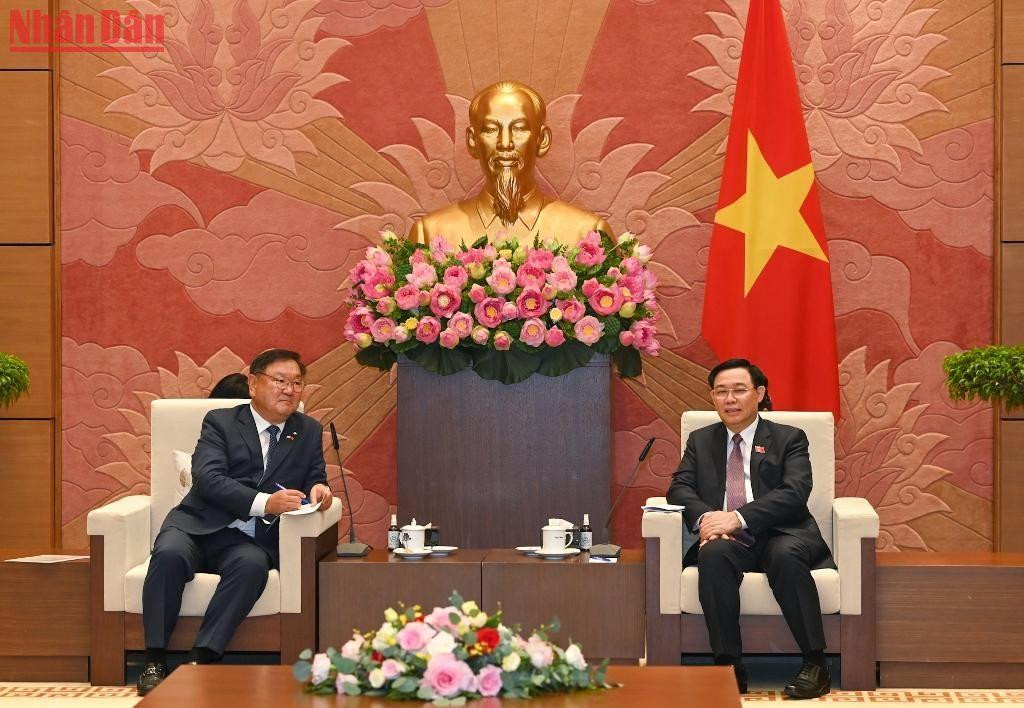 Chủ tịch Quốc hội Vương Đình Huệ chào mừng và đánh giá cao chuyến thăm, làm việc của nhóm Nghị sĩ hữu nghị Hàn Quốc-Việt Nam tại Việt Nam.