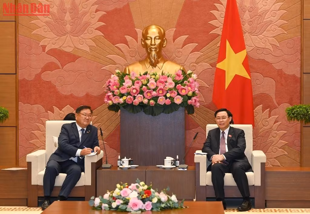 Chủ tịch Quốc hội Vương Đình Huệ chào mừng và đánh giá cao chuyến thăm, làm việc của nhóm Nghị sĩ hữu nghị Hàn Quốc-Việt Nam tại Việt Nam. Chủ tịch Quốc hội Vương Đình Huệ chào mừng và đánh giá cao chuyến thăm, làm việc của nhóm Nghị sĩ hữu nghị Hàn Quốc-Việt Nam tại Việt Nam.
