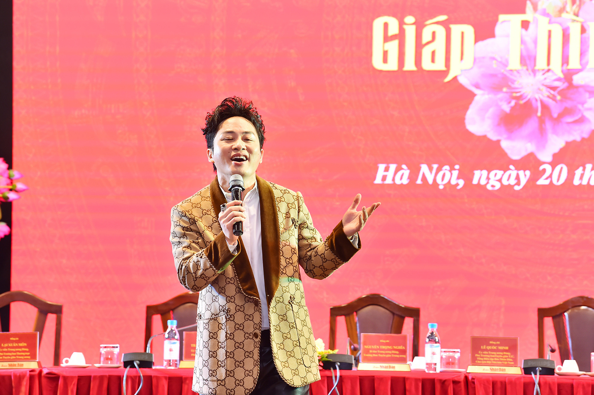 Tiết mục trình diễn nghệ thuật chào mừng Hội nghị Giao ban báo chí đầu Xuân Giáp Thìn 2024 của ca sĩ Tùng Dương. Tiết mục trình diễn nghệ thuật chào mừng Hội nghị Giao ban báo chí đầu Xuân Giáp Thìn 2024 của ca sĩ Tùng Dương.