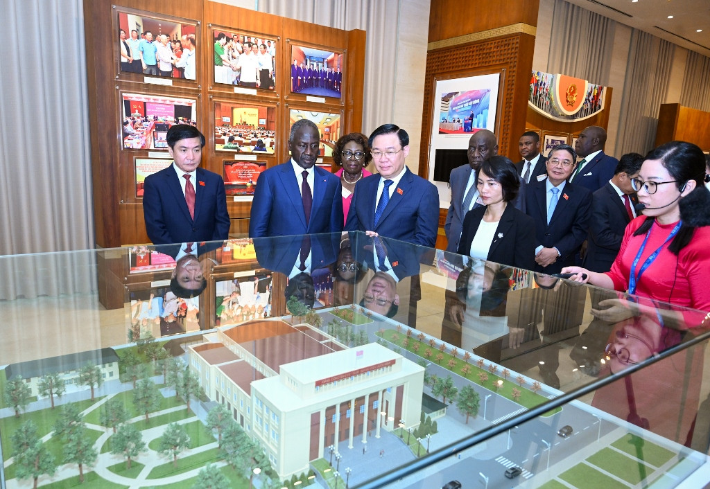 Cán bộ Vụ Thông tin giới thiệu với Chủ tịch Quốc hội Bờ Biển Ngà một số nội dung và hiện vật trong Phòng truyền thống.