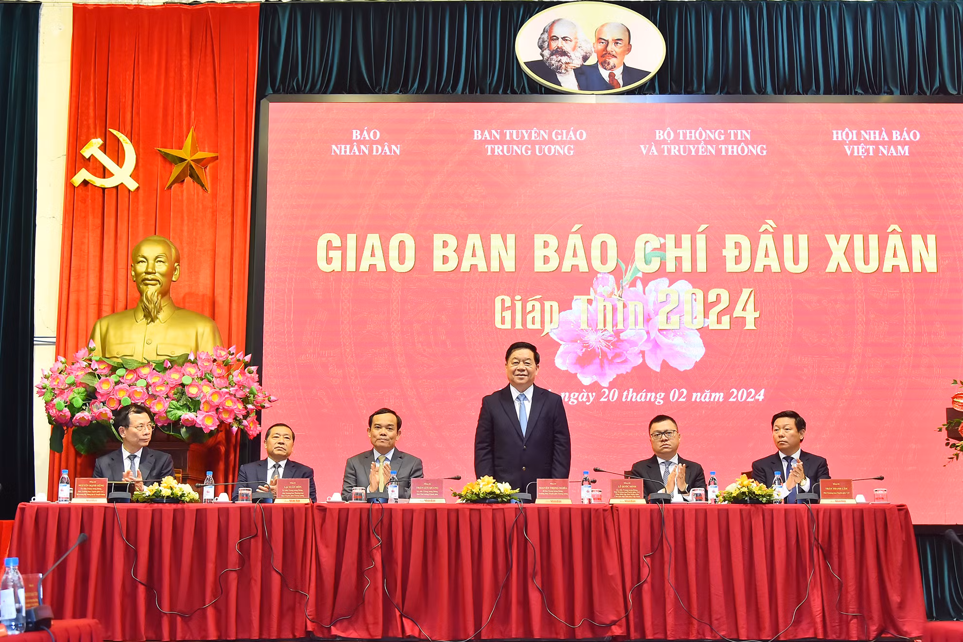 Trưởng Ban Tuyên giáo Trung ương Nguyễn Trọng Nghĩa, Phó Thủ tướng Chính phủ Trần Lưu Quang cùng các đồng chí lãnh đạo Ban Tuyên giáo Trung ương, Bộ Thông tin và Truyền thông, Báo Nhân Dân và Hội Nhà báo Việt Nam chủ trì Hội nghị Giao ban báo chí đầu Xuân Giáp Thìn 2024. Trưởng Ban Tuyên giáo Trung ương Nguyễn Trọng Nghĩa, Phó Thủ tướng Chính phủ Trần Lưu Quang cùng các đồng chí lãnh đạo Ban Tuyên giáo Trung ương, Bộ Thông tin và Truyền thông, Báo Nhân Dân và Hội Nhà báo Việt Nam chủ trì Hội nghị Giao ban báo chí đầu Xuân Giáp Thìn 2024.