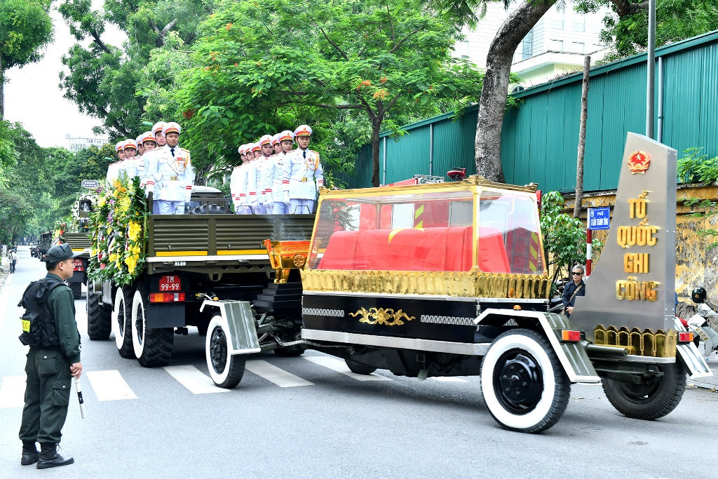 Đưa linh cữu đồng chí Vũ Khoan về nghĩa trang Mai Dịch (Hà Nội).