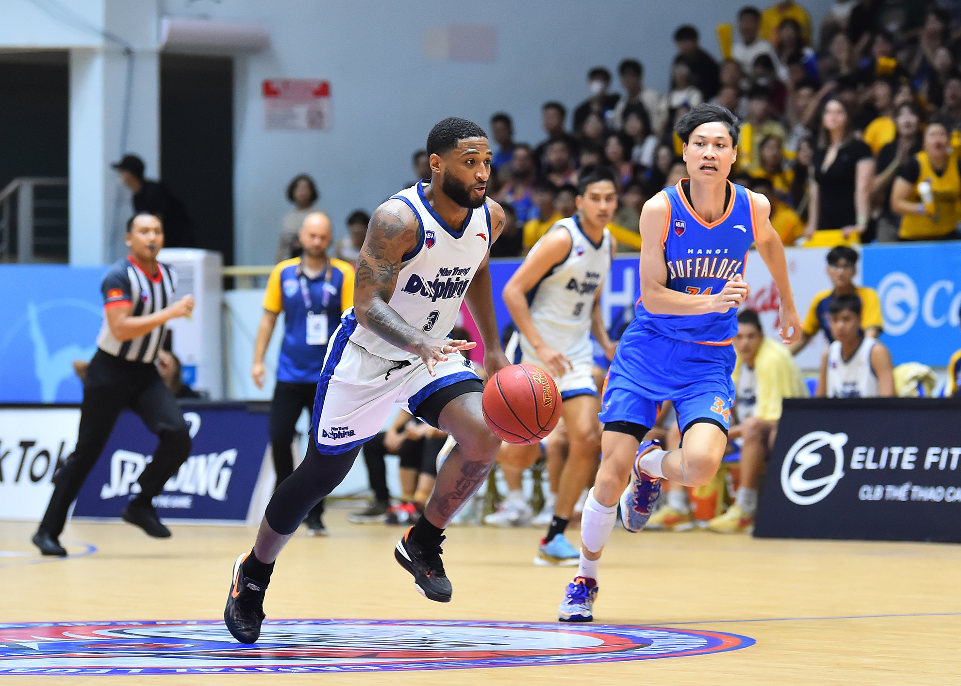 Sau hiệp đầu tiên thi đấu cân bằng với tỷ số 18-18, Nha Trang Dolphins chứng tỏ vì sao họ có thể đánh bại Hanoi Buffaloes đến tận 2 lần tại vòng bảng năm nay khi thi đấu chủ động hơn trong 3 hiệp thi đấu còn lại.