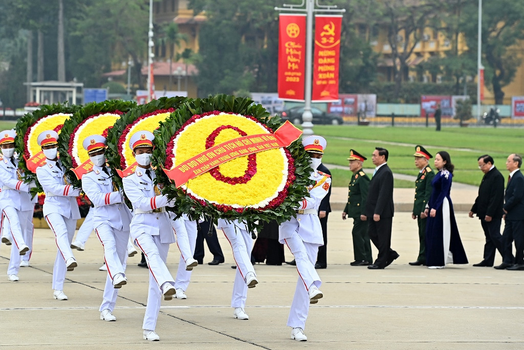 Vòng hoa của Đoàn mang dòng chữ “Đời đời nhớ ơn Chủ tịch Hồ Chí Minh vĩ đại”.
