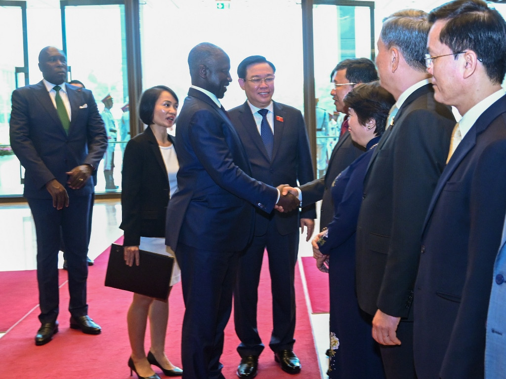 Chủ tịch Quốc hội Vương Đình Huệ giới thiệu các thành viên đoàn Việt Nam với Chủ tịch Quốc hội Cộng hòa Bờ Biển Ngà.