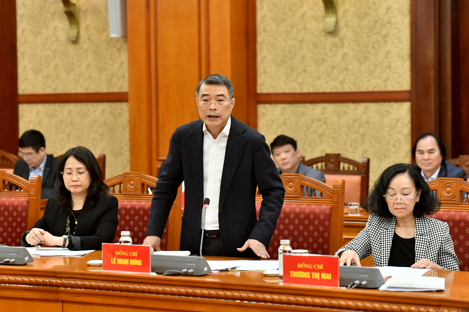 Đồng chí Lê Minh Hưng, Bí thư Trung ương Đảng, Chánh Văn phòng Trung ương Đảng phát biểu ý kiến tại phiên họp.