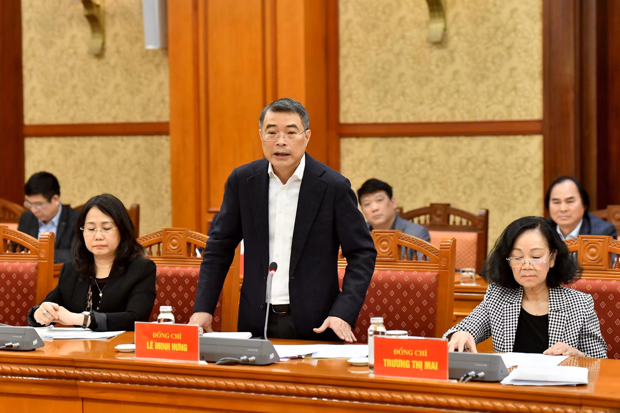 Đồng chí Lê Minh Hưng, Bí thư Trung ương Đảng, Chánh Văn phòng Trung ương Đảng phát biểu ý kiến tại phiên họp. Đồng chí Lê Minh Hưng, Bí thư Trung ương Đảng, Chánh Văn phòng Trung ương Đảng phát biểu ý kiến tại phiên họp.