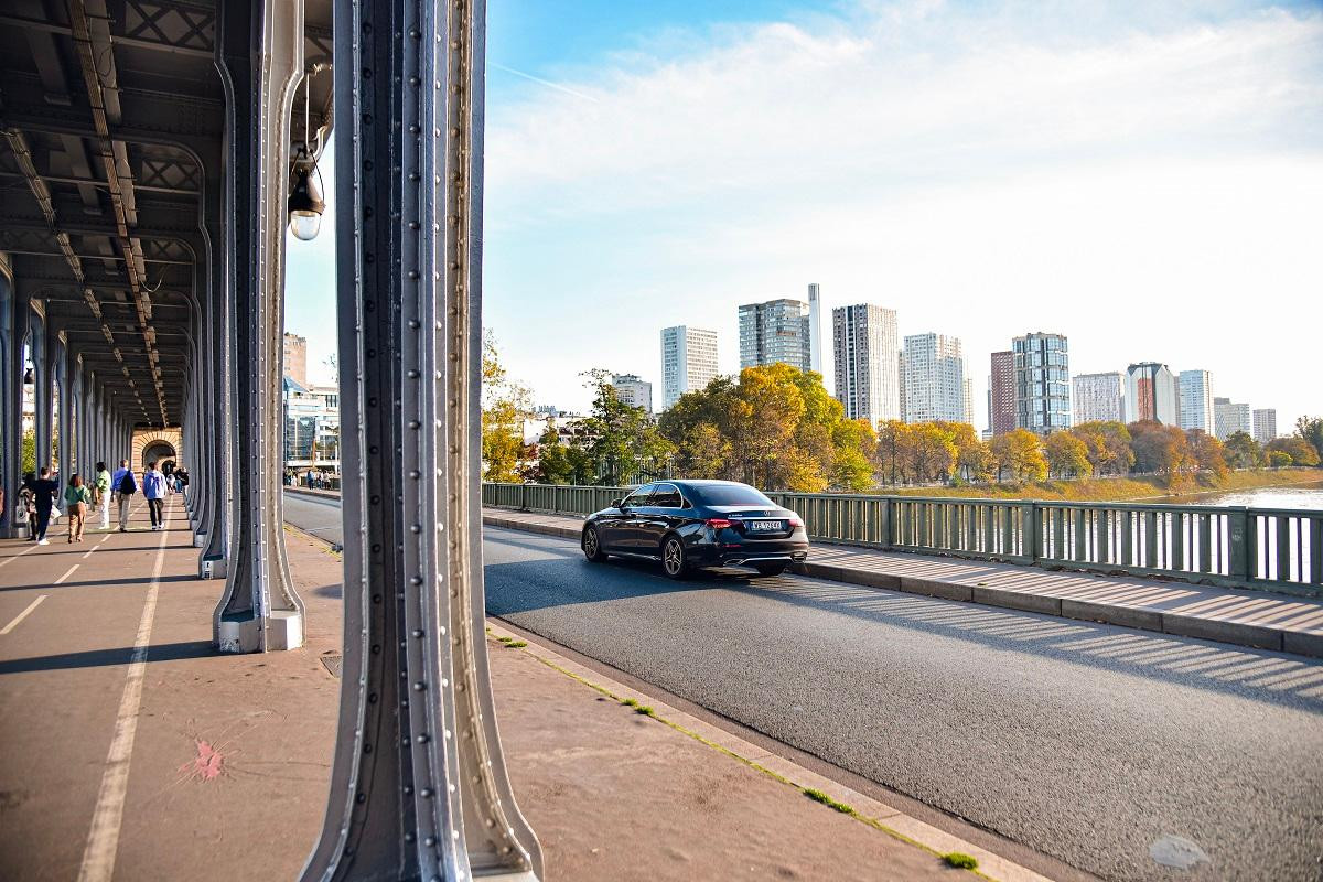 Hàng cây cố “khoe” những tán lá vàng rực rỡ kiêu sa. (Ảnh: MINH DUY)