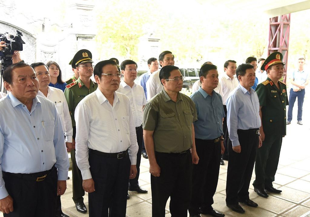 Thủ tướng Phạm Minh Chính và đoàn công tác đến dâng hương, hoa tưởng niệm tại Khu di tích Truông Bồn xã Mỹ Sơn, huyện Đô Lương.