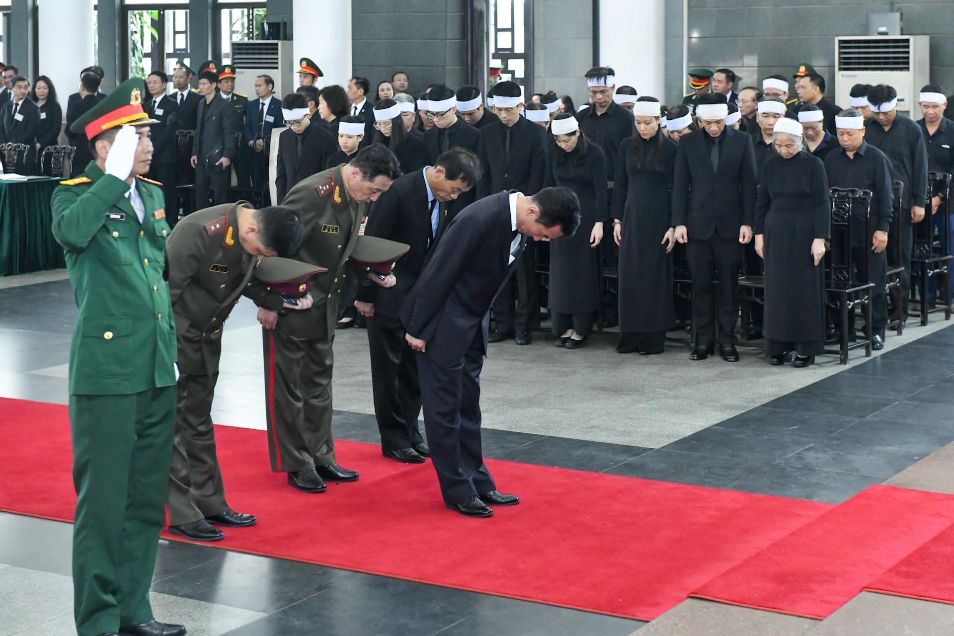 Đoàn Cộng hòa Dân chủ Nhân dân Triều Tiên do ông Ri Ho Jun, Đại biện lâm thời Đại sứ quán Cộng hòa Dân chủ Nhân dân Triều Tiên tại Việt Nam, làm Trưởng đoàn vào viếng Tổng Bí thư Nguyễn Phú Trọng. Đoàn Cộng hòa Dân chủ Nhân dân Triều Tiên do ông Ri Ho Jun, Đại biện lâm thời Đại sứ quán Cộng hòa Dân chủ Nhân dân Triều Tiên tại Việt Nam, làm Trưởng đoàn vào viếng Tổng Bí thư Nguyễn Phú Trọng.