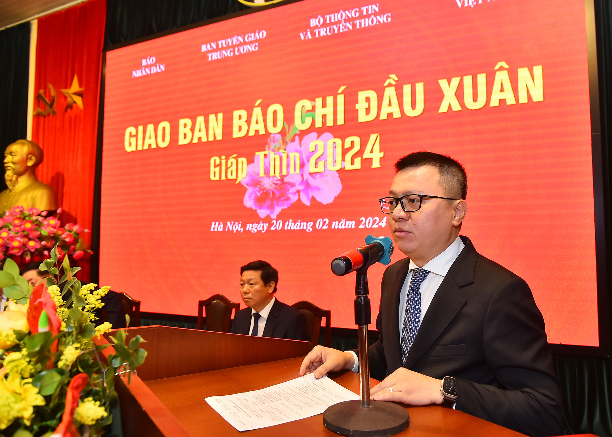 Đồng chí Lê Quốc Minh, Ủy viên Trung ương Đảng, Tổng Biên tập Báo Nhân Dân, Phó Trưởng Ban Tuyên giáo Trung ương, Chủ tịch Hội Nhà báo Việt Nam phát biểu khai mạc Hội nghị Giao ban báo chí đầu Xuân Giáp Thìn 2024. Đồng chí Lê Quốc Minh, Ủy viên Trung ương Đảng, Tổng Biên tập Báo Nhân Dân, Phó Trưởng Ban Tuyên giáo Trung ương, Chủ tịch Hội Nhà báo Việt Nam phát biểu khai mạc Hội nghị Giao ban báo chí đầu Xuân Giáp Thìn 2024.