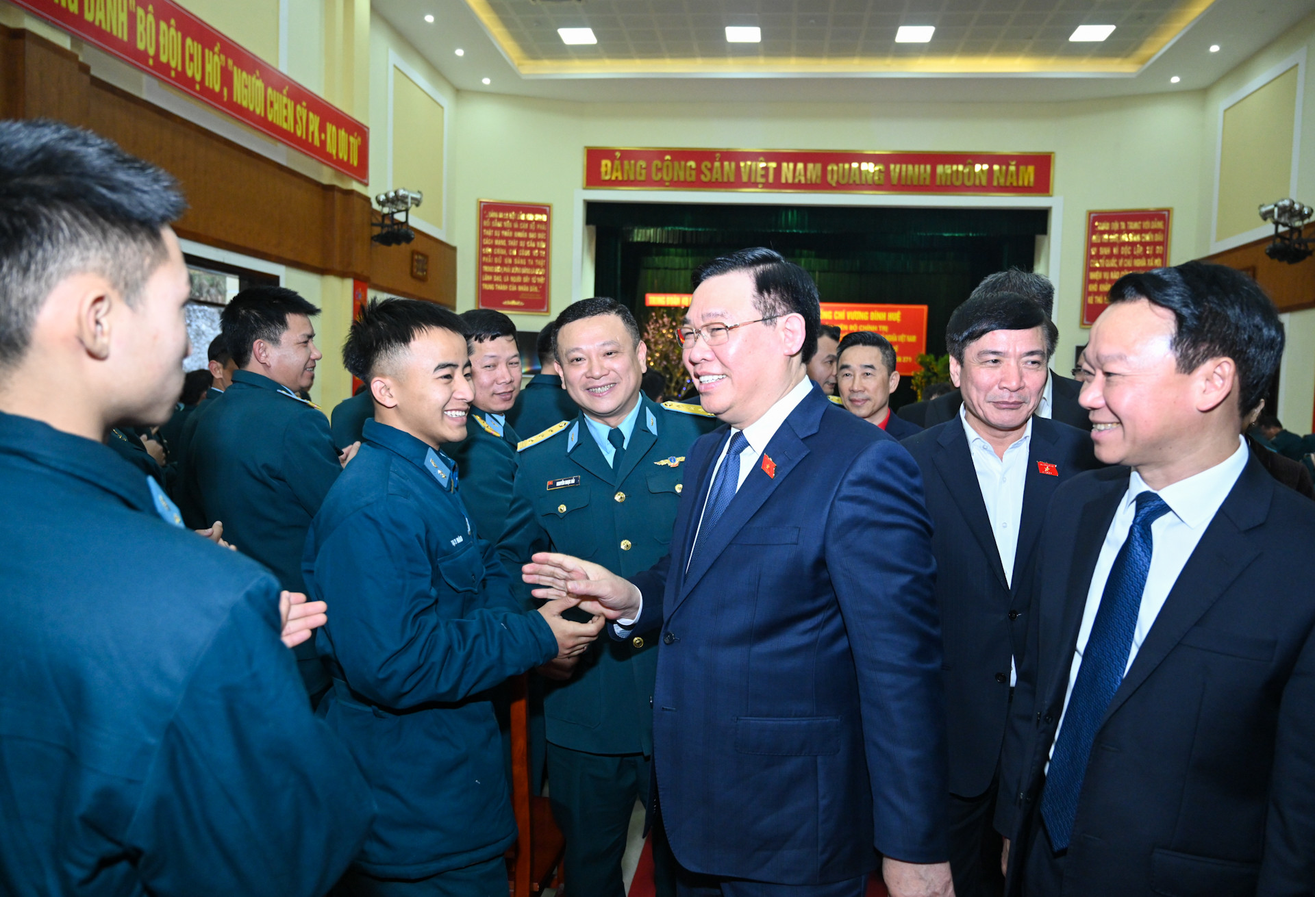 Chủ tịch Quốc hội Vương Đình Huệ với cán bộ, chiến sĩ Trung đoàn Không quân 921.