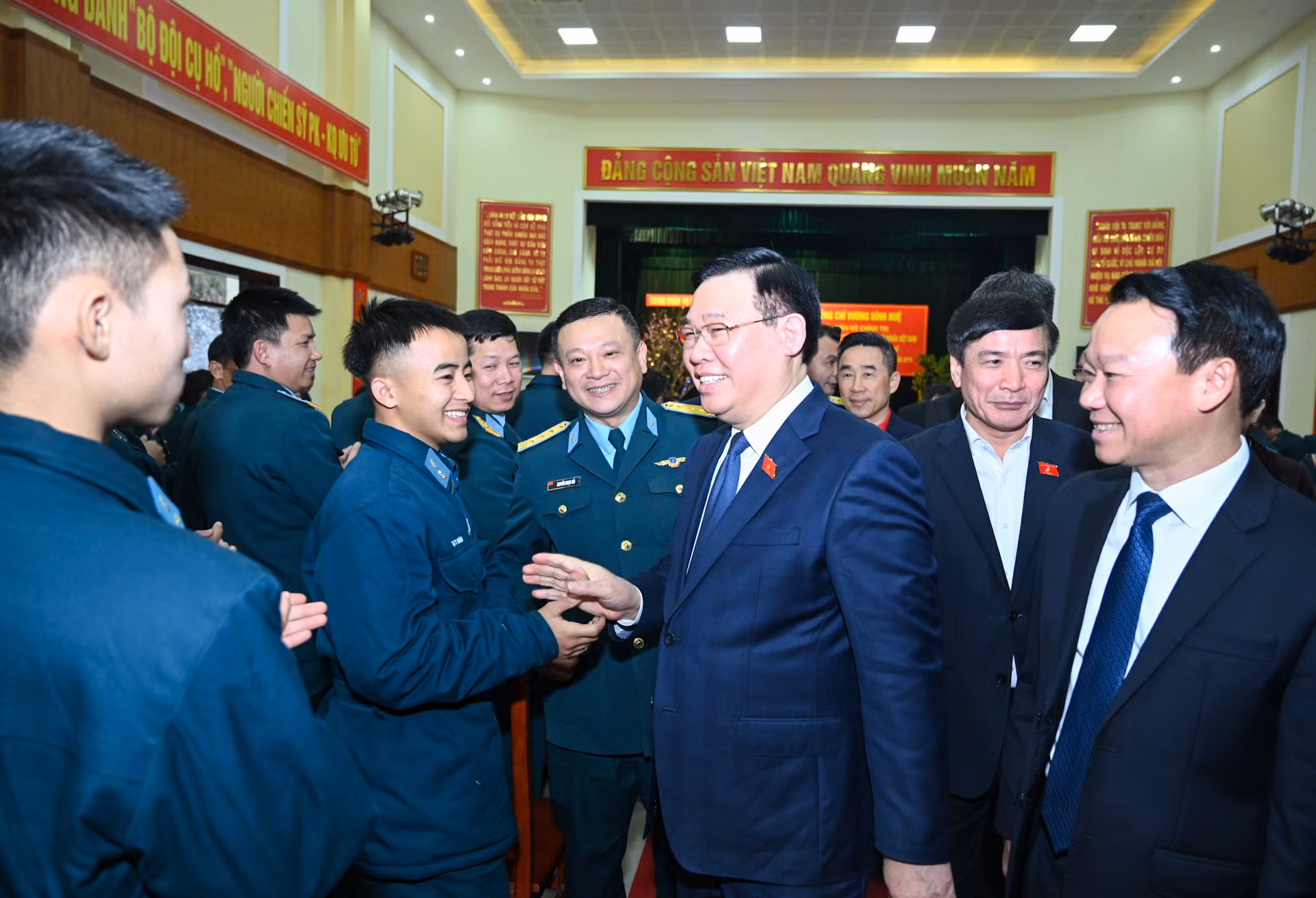 Chủ tịch Quốc hội Vương Đình Huệ với cán bộ, chiến sĩ Trung đoàn Không quân 921.