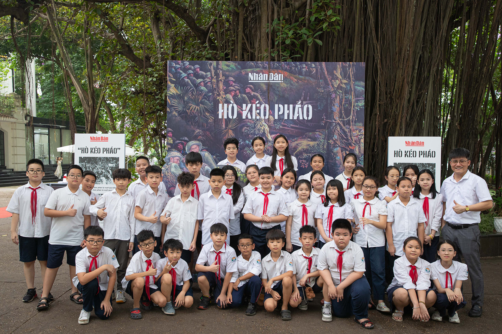 Khu vực check-in với chủ đề hò kéo pháo và vua vận tải được nhiều bạn học sinh lưu lại chụp hình kỷ niệm.