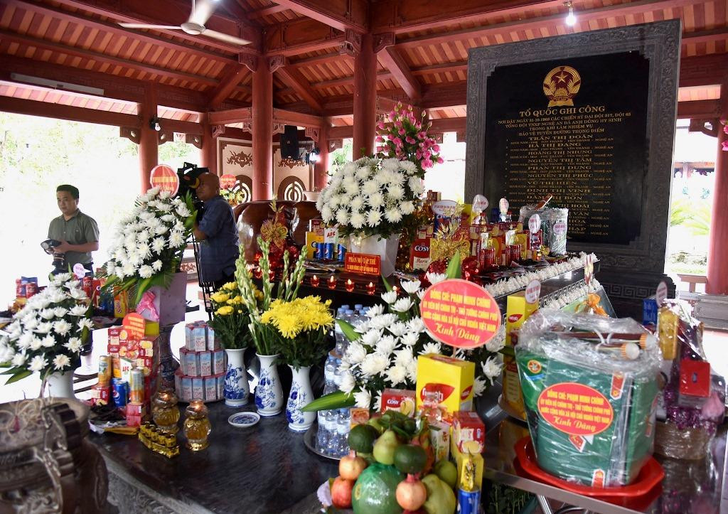 Bia ghi danh 13 thanh niên xung phong Nghệ An hy sinh ngày 31/10/1968 tại Truông Bồn.