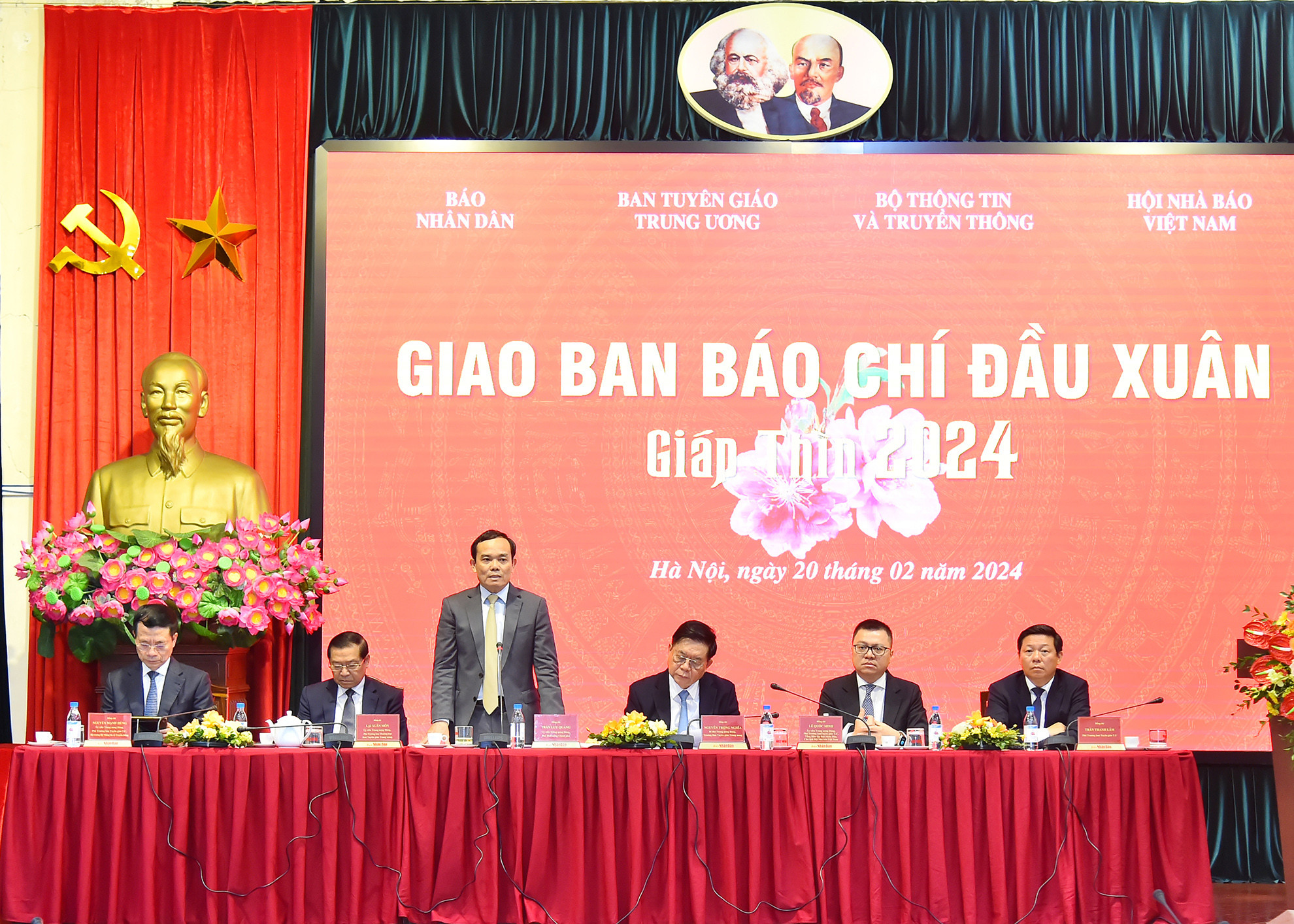 Phó Thủ tướng Chính phủ Trần Lưu Quang phát biểu ý kiến tại Hội nghị Giao ban báo chí đầu Xuân Giáp Thìn 2024. Phó Thủ tướng Chính phủ Trần Lưu Quang phát biểu ý kiến tại Hội nghị Giao ban báo chí đầu Xuân Giáp Thìn 2024.