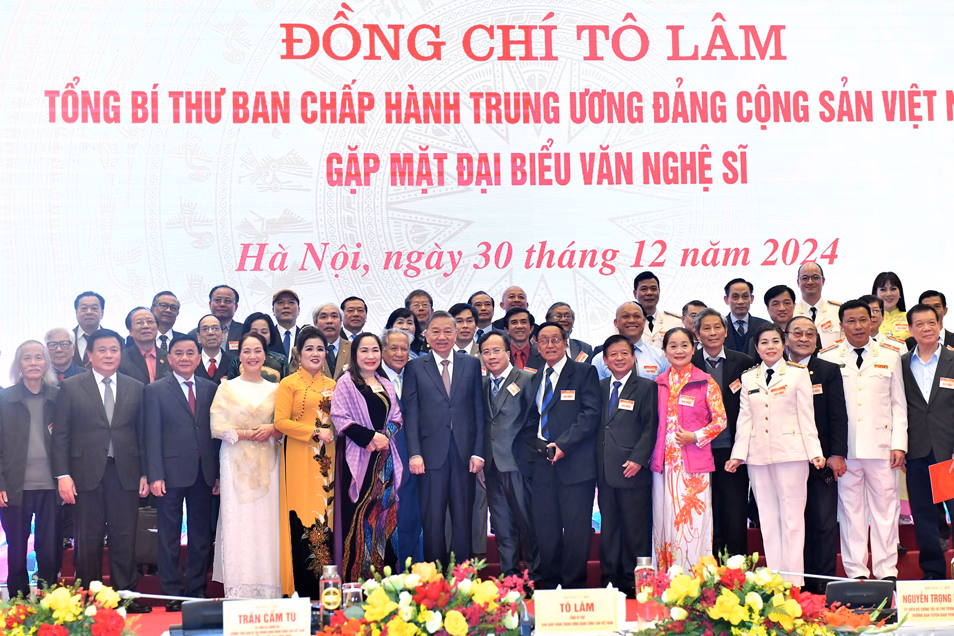 Tổng Bí thư Tô Lâm và các đồng chí lãnh đạo Đảng, Nhà nước và các đại biểu tại hội nghị gặp mặt đại biểu văn nghệ sĩ.