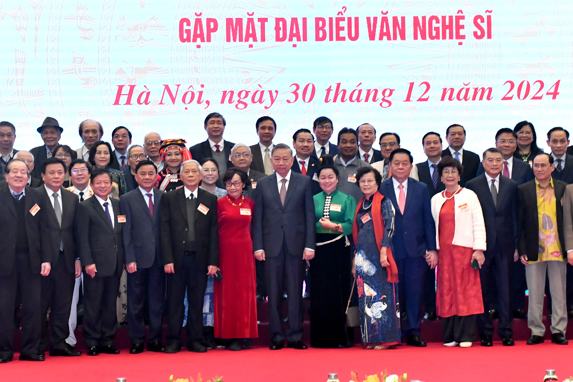 Tổng Bí thư Tô Lâm và các đồng chí lãnh đạo Đảng, Nhà nước và các đại biểu tại hội nghị gặp mặt đại biểu văn nghệ sĩ.