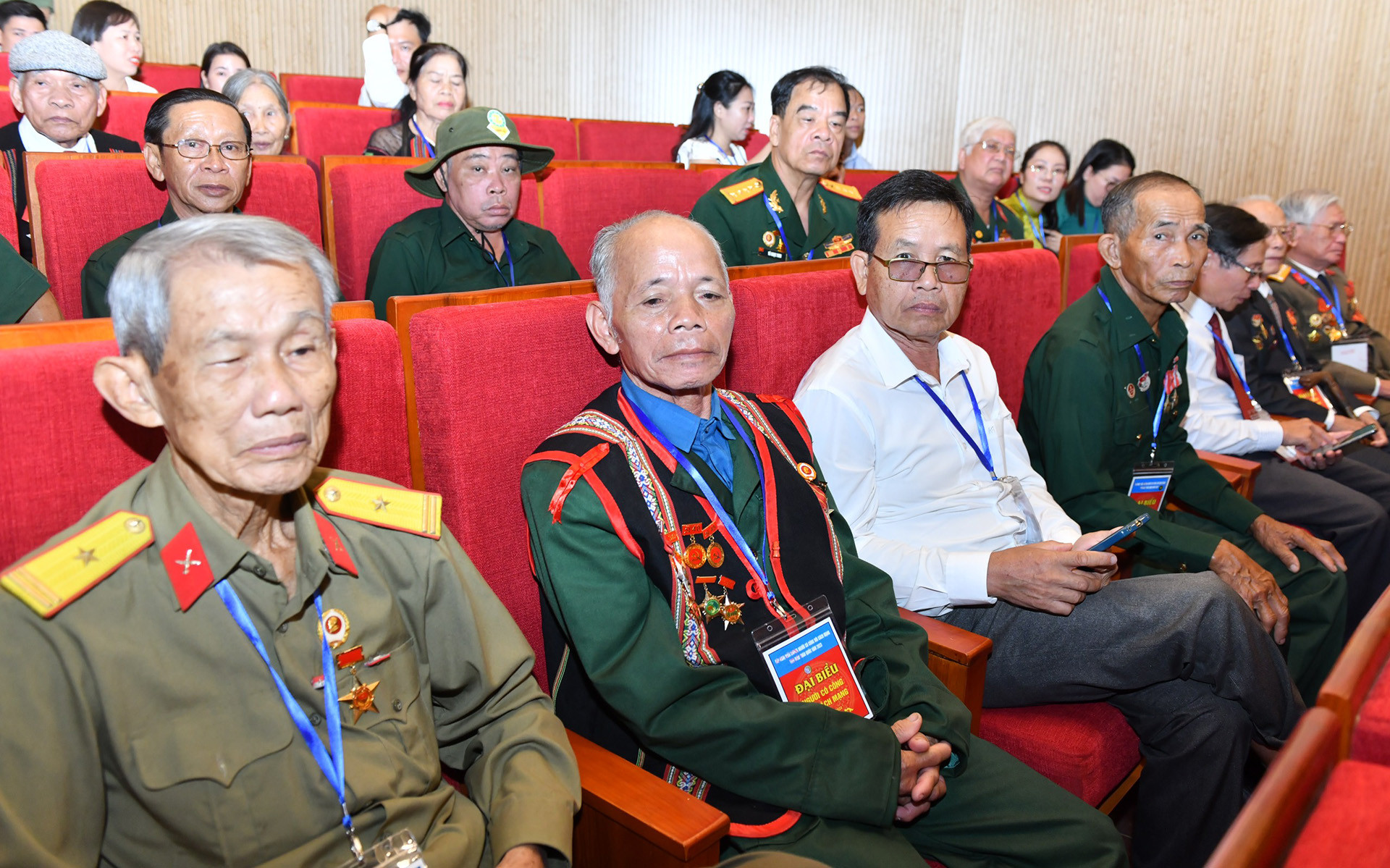 Các đại biểu dân tộc thiểu số và người có công tiêu biểu dự Hội nghị.