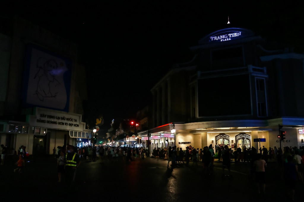 [Ảnh] Phố đi bộ Hồ Gươm thực hiện tiết kiệm điện ảnh 4