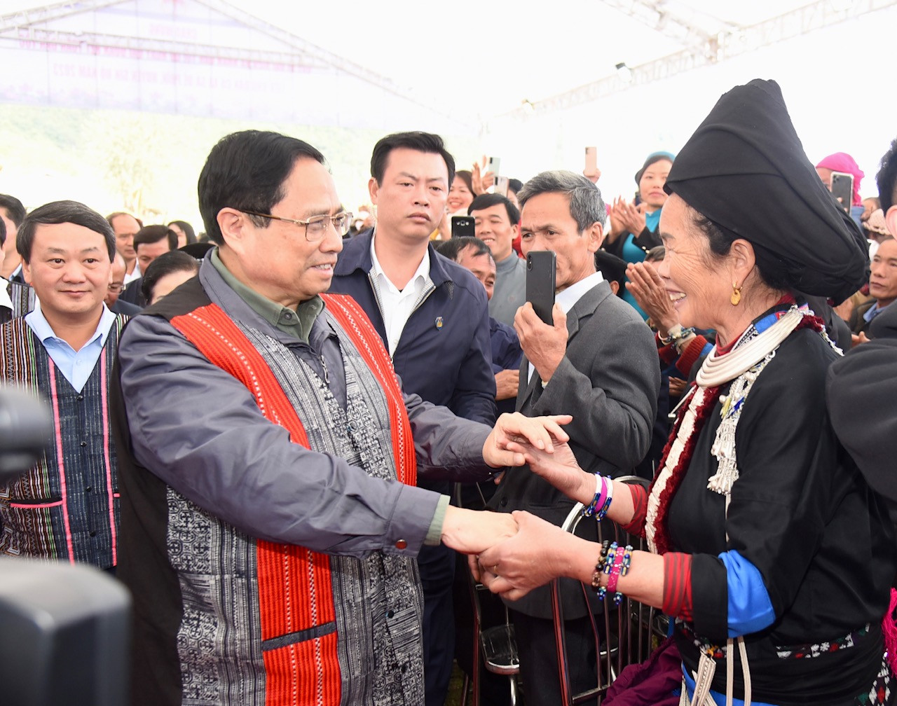 Thủ tướng Phạm Minh Chính với bà con dân tộc.