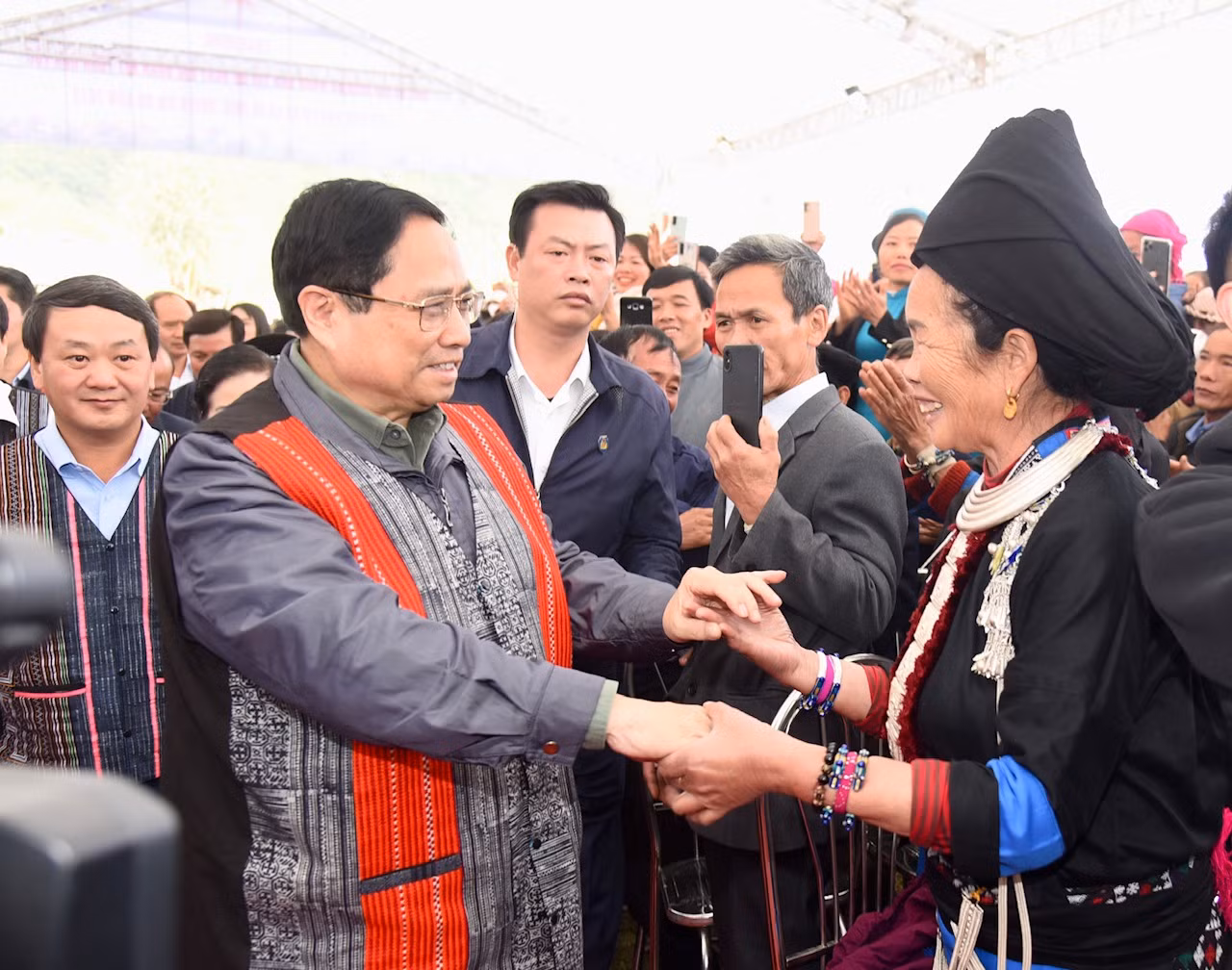 Thủ tướng Phạm Minh Chính với bà con dân tộc.