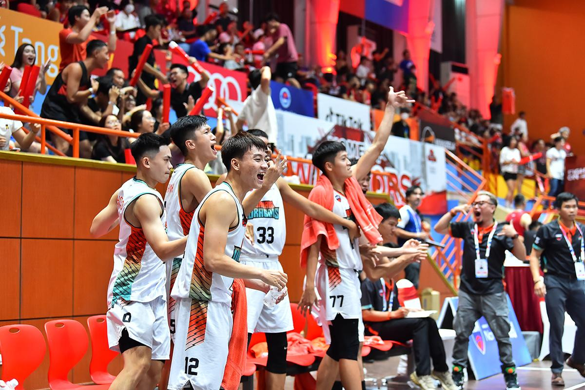 Niềm vui các các cầu thủ, ban huấn luyện cùng các cổ động viên đội khách Danang Dragons khi chính thức vượt lên dẫn điểm tại hiệp đấu thứ 4. Niềm vui các các cầu thủ, ban huấn luyện cùng các cổ động viên đội khách Danang Dragons khi chính thức vượt lên dẫn điểm tại hiệp đấu thứ 4.