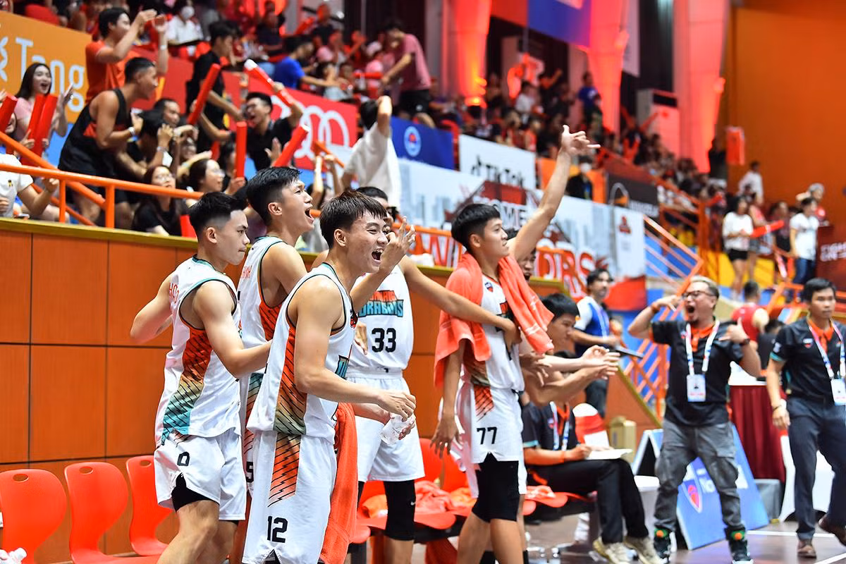 Niềm vui các các cầu thủ, ban huấn luyện cùng các cổ động viên đội khách Danang Dragons khi chính thức vượt lên dẫn điểm tại hiệp đấu thứ 4. Niềm vui các các cầu thủ, ban huấn luyện cùng các cổ động viên đội khách Danang Dragons khi chính thức vượt lên dẫn điểm tại hiệp đấu thứ 4.