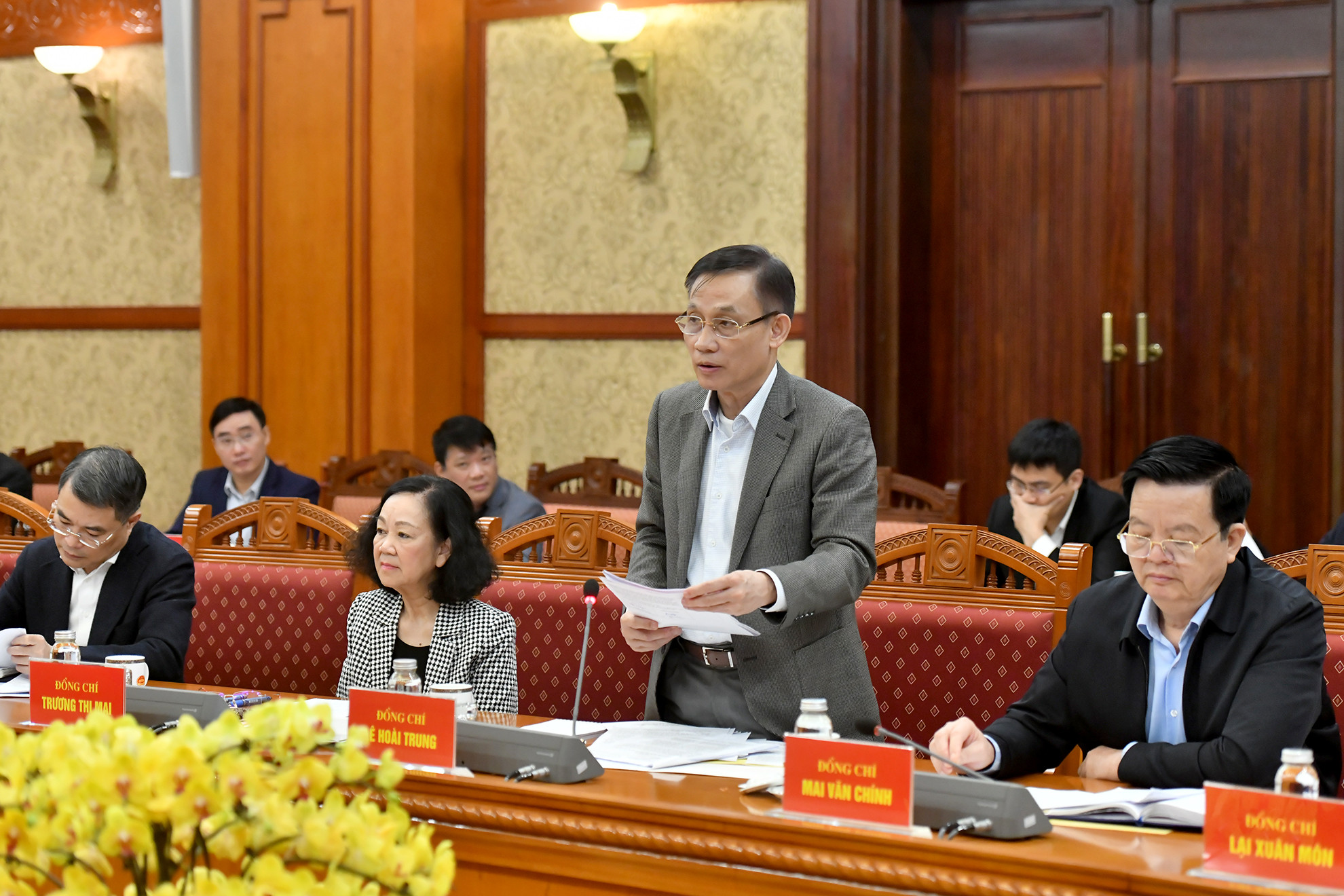 Đồng chí Lê Hoài Trung, Bí thư Trung ương Đảng, Trưởng Ban Đối ngoại Trung ương phát biểu ý kiến tại phiên họp.