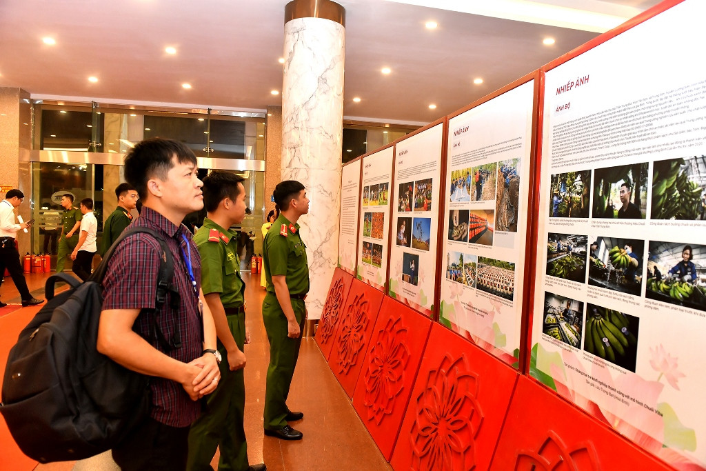 Khách tham quan các tác phẩm nhiếp ảnh trưng bày tại lễ trao giải.