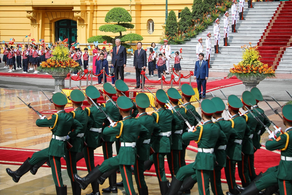 [Ảnh] Chủ tịch nước Võ Văn Thưởng đón, hội đàm với Tổng thống Cộng hòa Kazakhstan ảnh 4