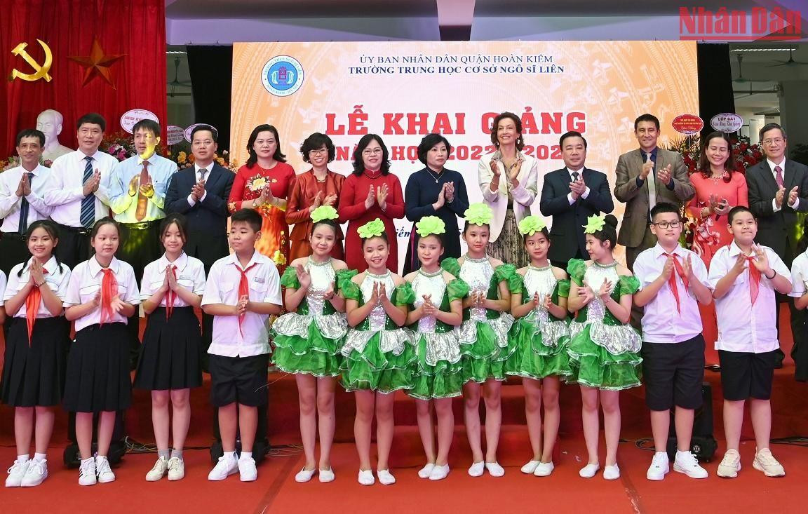 Tổng Giám đốc UNESCO Audrey Azoulay bày tỏ vui mừng trước không khí khai giảng hết sức đặc biệt ở ngôi trường hơn 100 năm tuổi của Thủ đô Hà Nội.